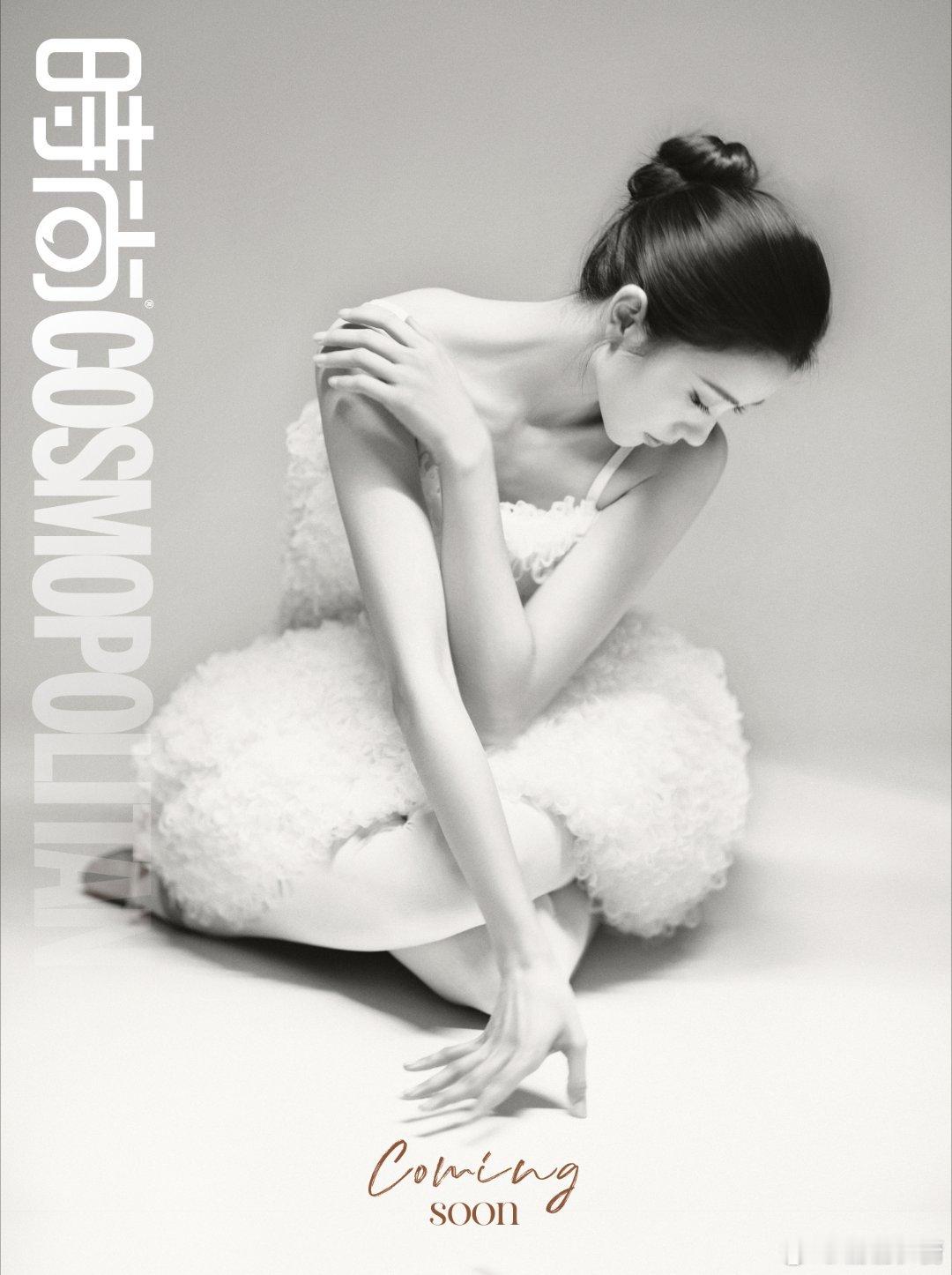 舞姿定格时像月光凝成的雕塑，舒展时又化作云海里的白帆。肢体是诗行，留白处都是故事