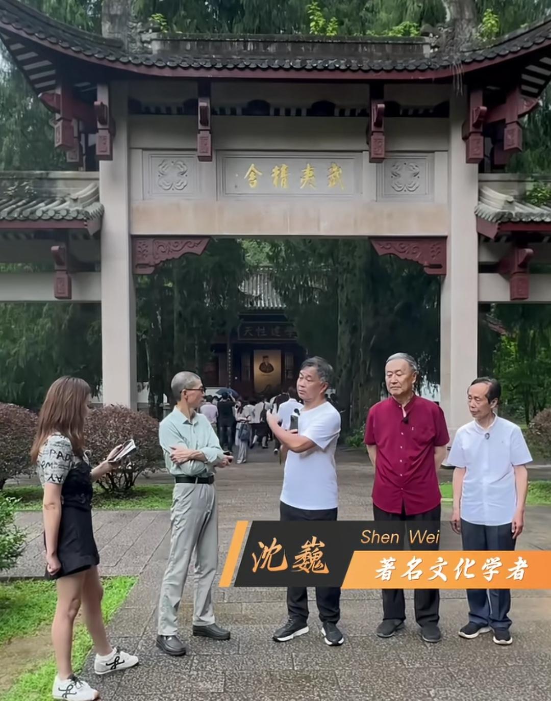 网络让文化学者沈巍成了著名人物，也让他成了被嫉妒、被嘲讽的对象，因为网络是把双刃
