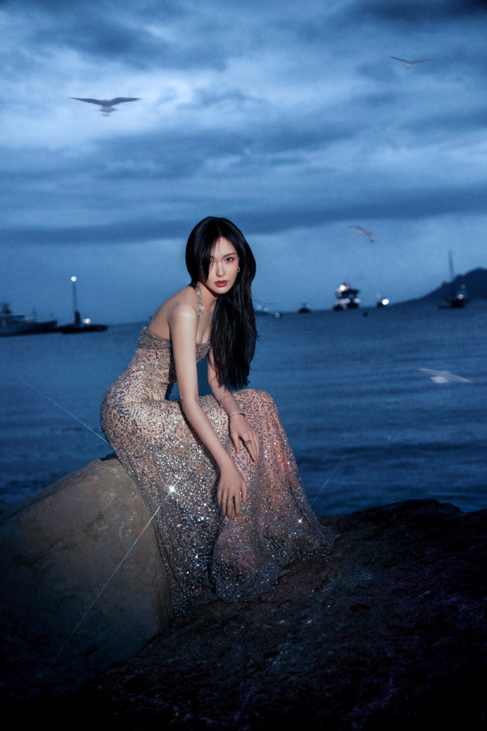 ：唐嫣戛纳红毯造型omg我们唐糖糖的美貌在闪闪发光[舔屏]好美好明媚[鼓掌]璀璨