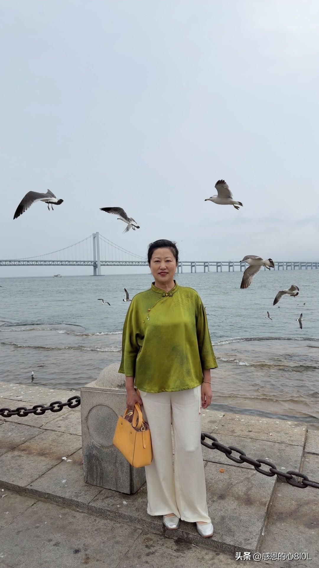 不知道大家有没有发现，现在大街上女人们的穿衣风格，悄悄的变了！

30年前的大街