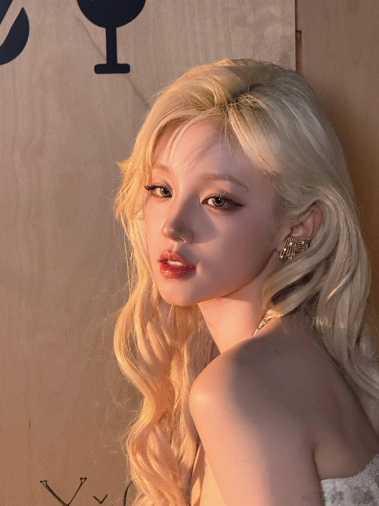 宋雨琦更新芭莎之夜的图，看一次惊艳一次 ​​​