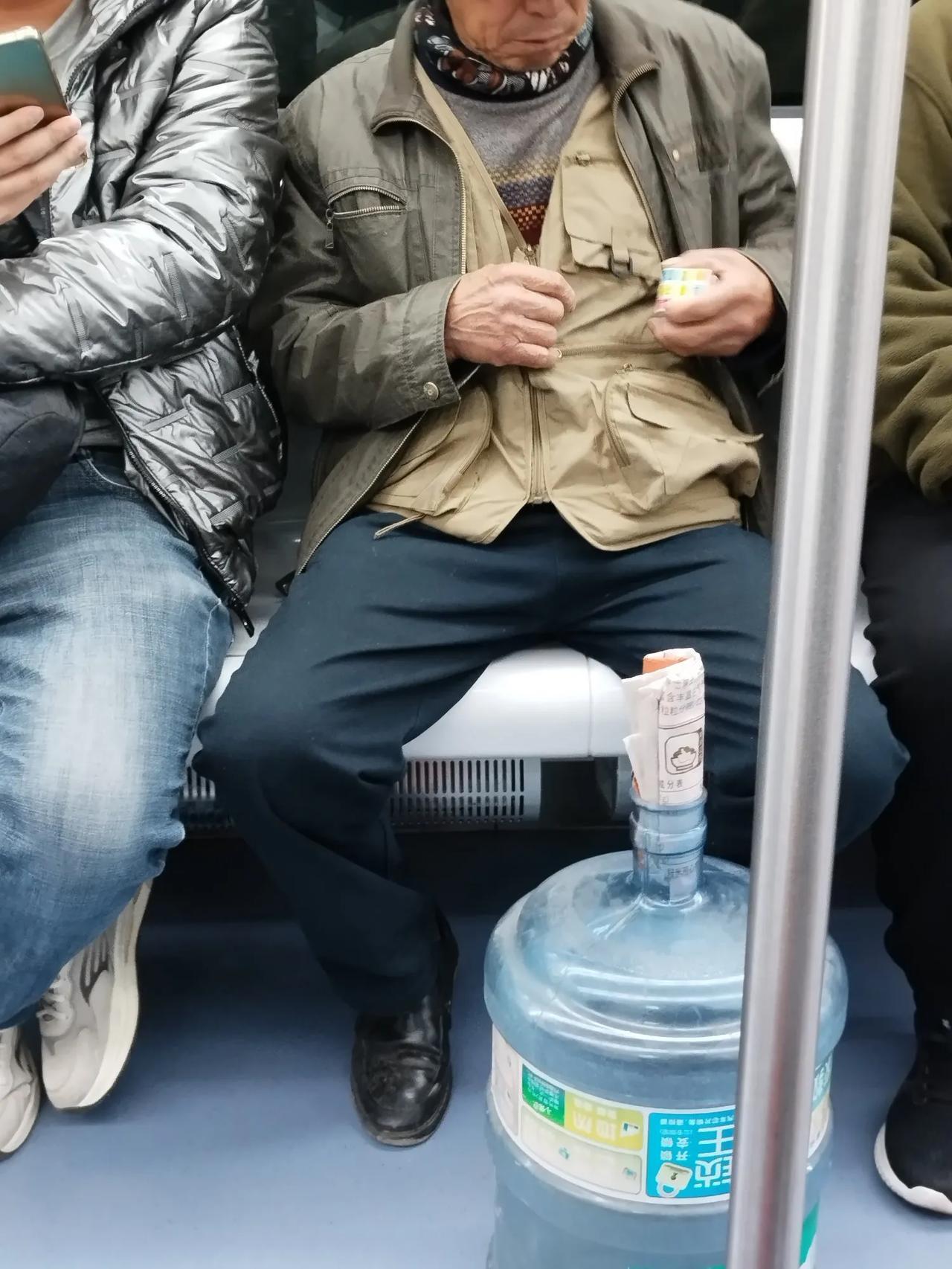 在地铁座位上看到一个与众不同的一个老头。

别人都在低头看着手机，他却拿起了魔方