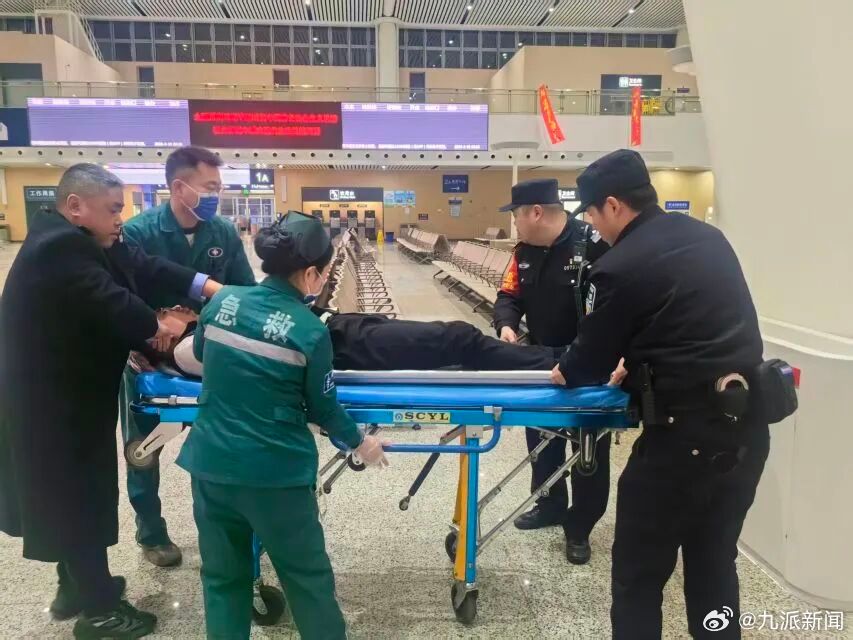 #男子拜年喝1斤白酒在火车站断片#【#男子喝断片瘫坐火车站被接力救助#】2月19