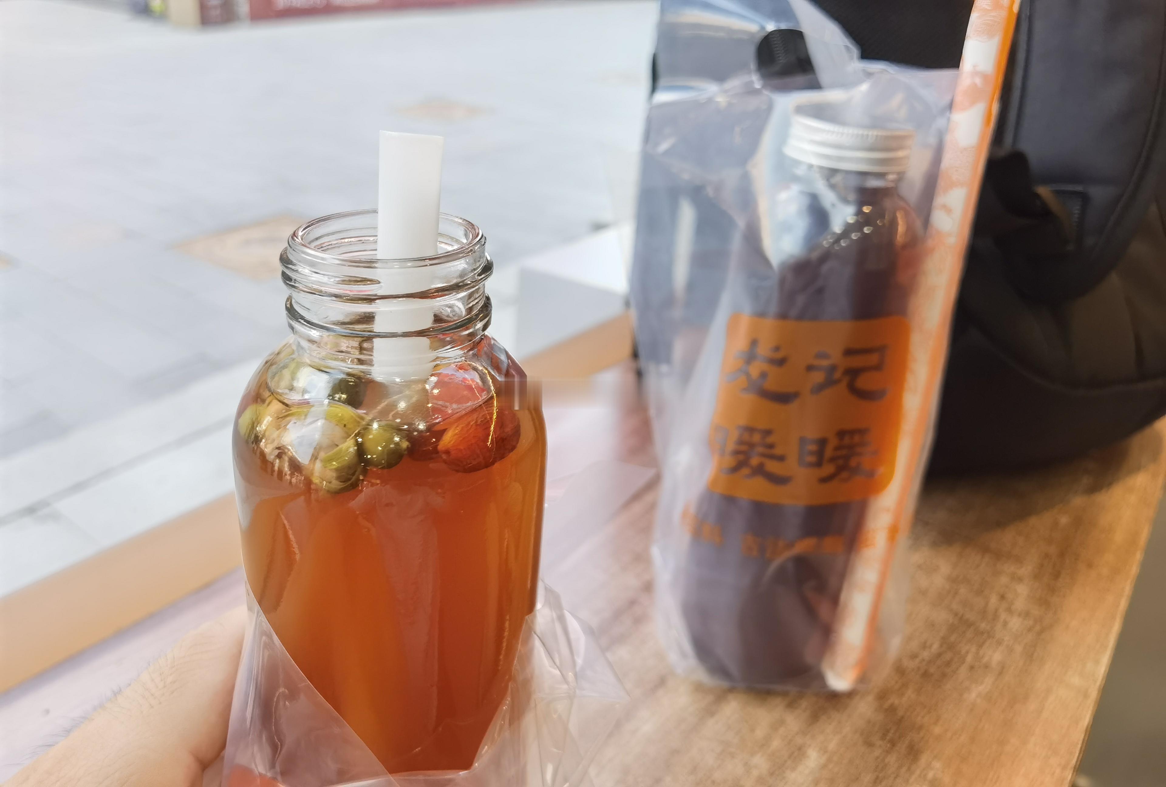 这个养生茶比我们绍兴的震元堂的养生茶好喝多了，价格也不贵，料也足，居然还是玻璃瓶