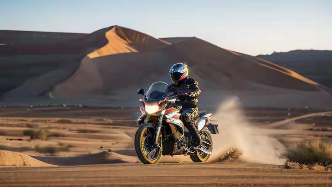 🏍️ 机车潮真相：都市人的多维需求解决方案

今年突然爆火的机车风潮，实则是成