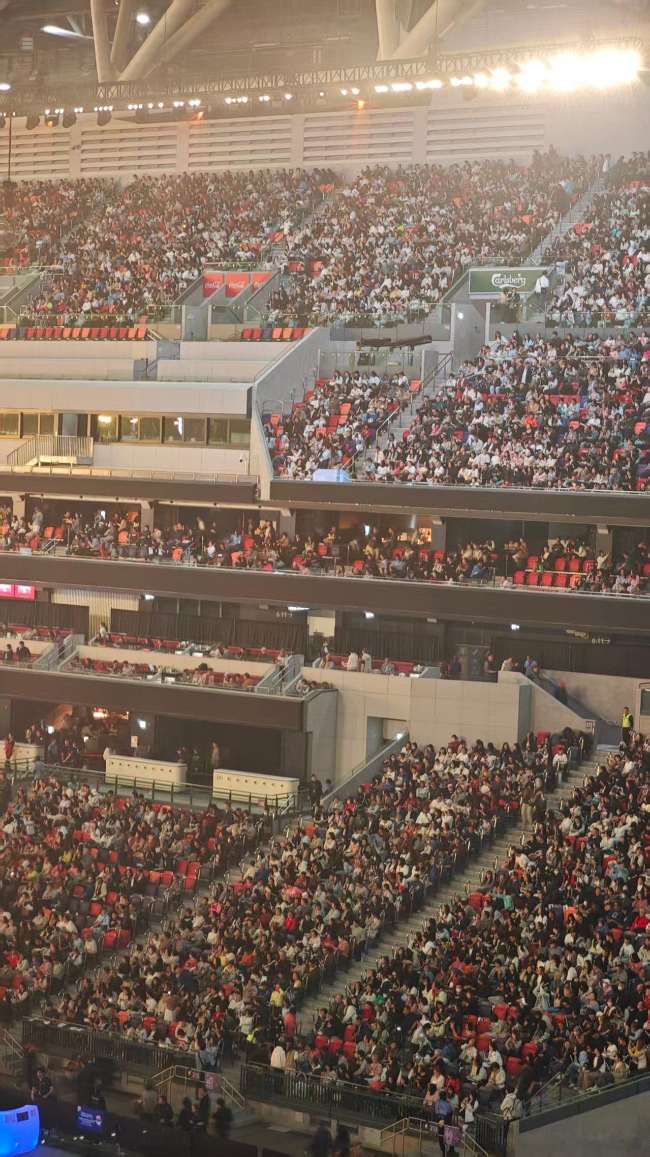 周深香港上座率周深香港跨年演唱会 这就是顶流人气！周深香港跨年演唱会现场爆满，每