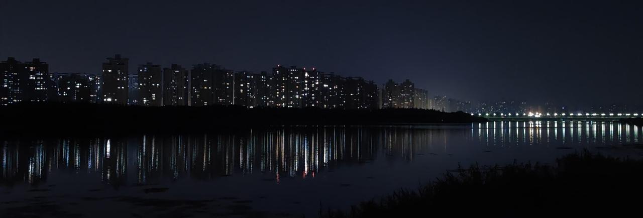 晒图笔记大赛两岸楼宇灯火错落，碎光平铺水面，夜色沉静柔和，喧嚣被河水冲淡，独留一