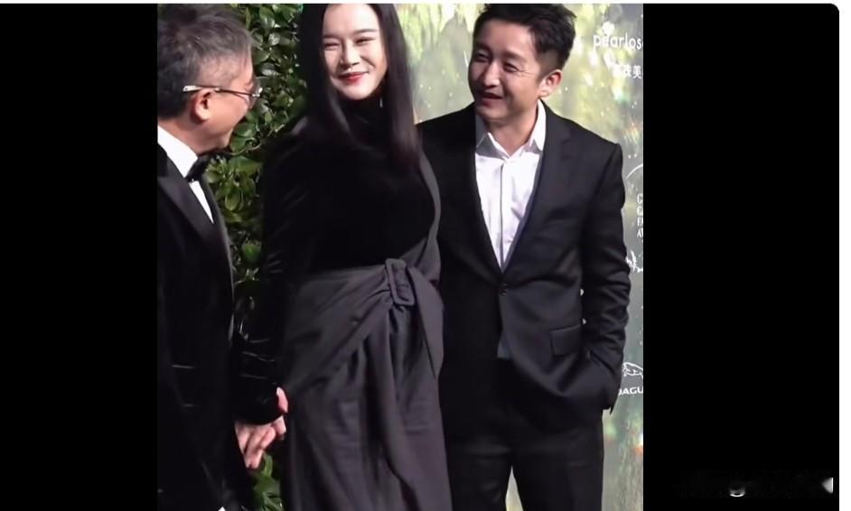 一次活动，邹市明板着脸。突然有位大佬过来，冉莹颖直接与大佬十指相扣。邹市明也显得