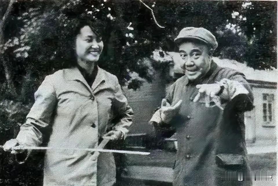 他俩是上世纪七十年代两部现代京剧电影的主要演员，戏迷朋友还有印象吧？