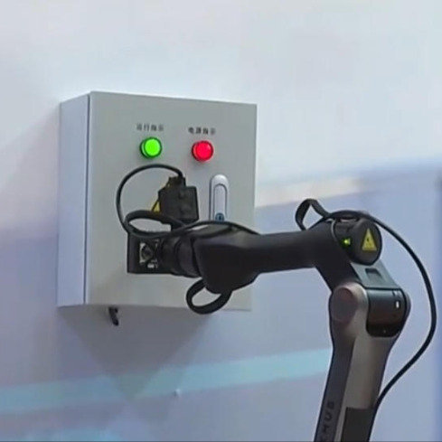 广州老外被5足机器狗惊呆了广交会展出的机器狗由视源股份（MAXHUB）研发，其并