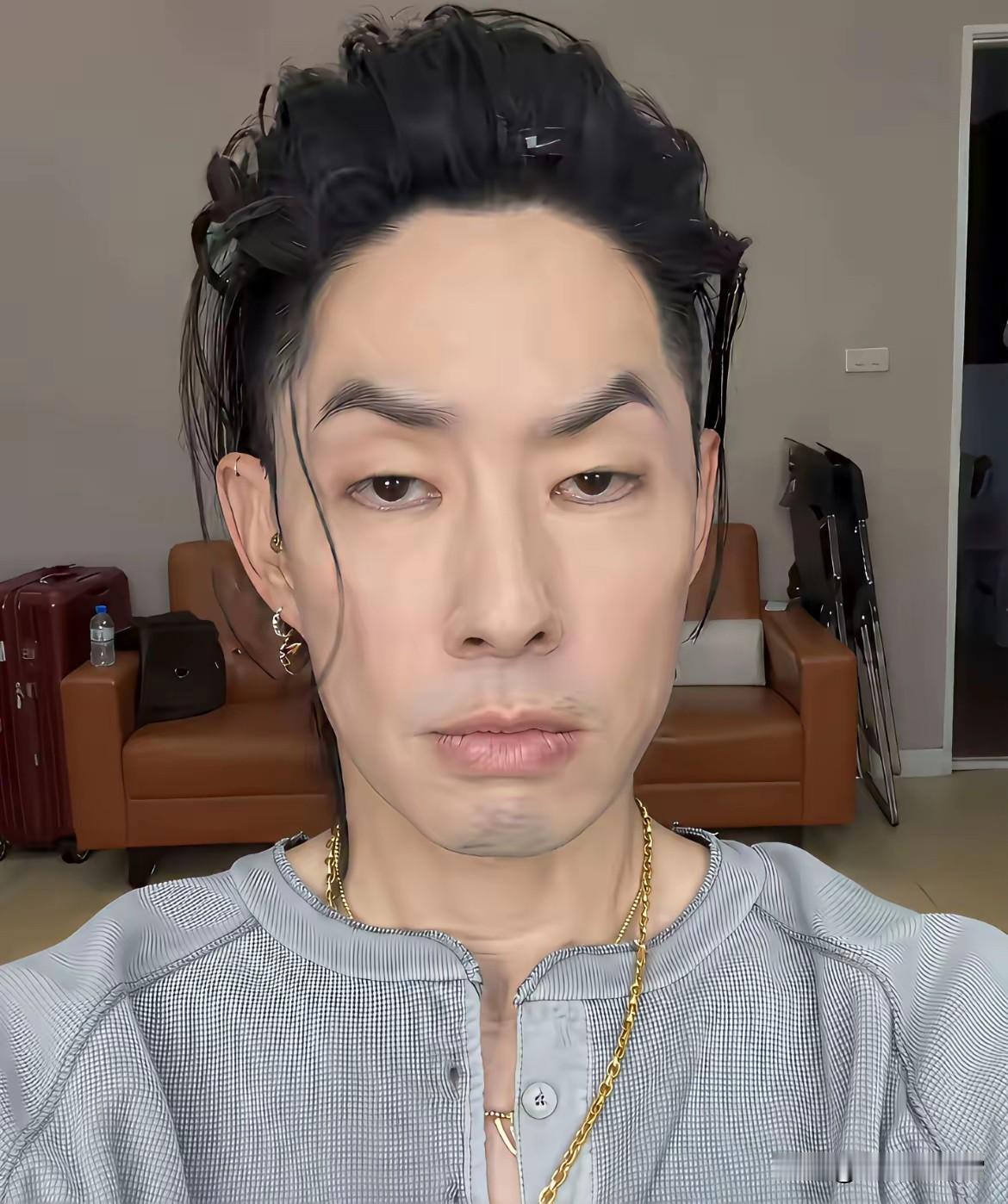 吴建豪怎么瘦成了这样，看着无精打采，一点活力都没有。

据说，他坚持运动健身，可