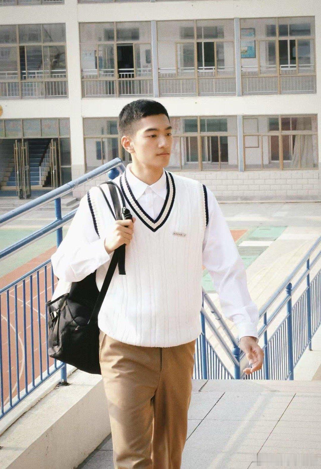 午圣余樵三观五官都很正 余樵给樱桃的生日礼是本她提过的旧书，扉页写着“找了三家书