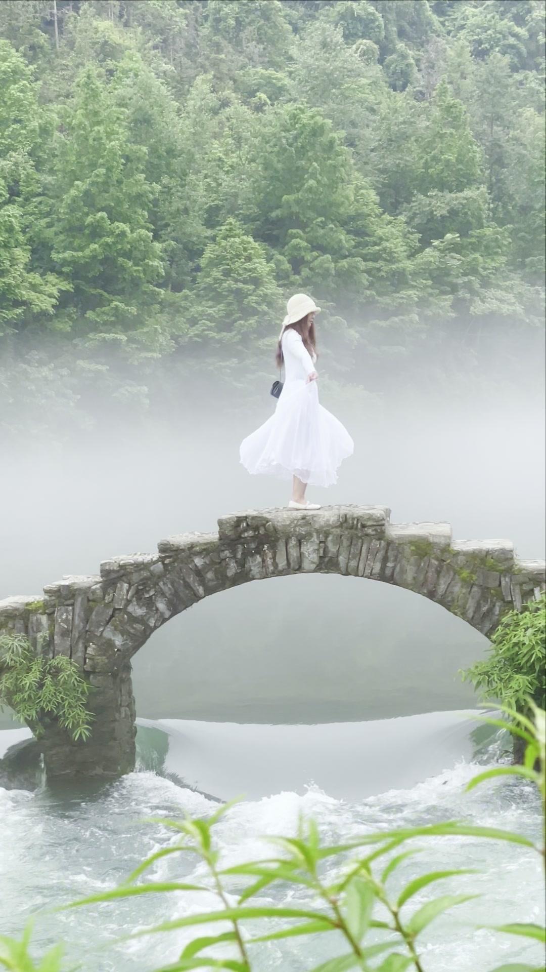🌿家乡的山水，是藏在梦里的诗。沿着蜿蜒的小路走进山林，呼吸里都是草木的清香。溪
