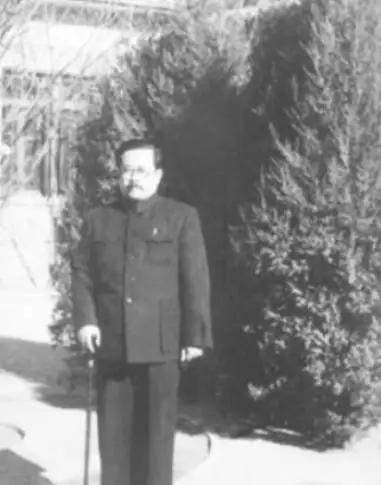 1947年，主席与任弼时发生争执，无人敢上前劝阻，站在窑洞外的一名炊事员，慢慢走