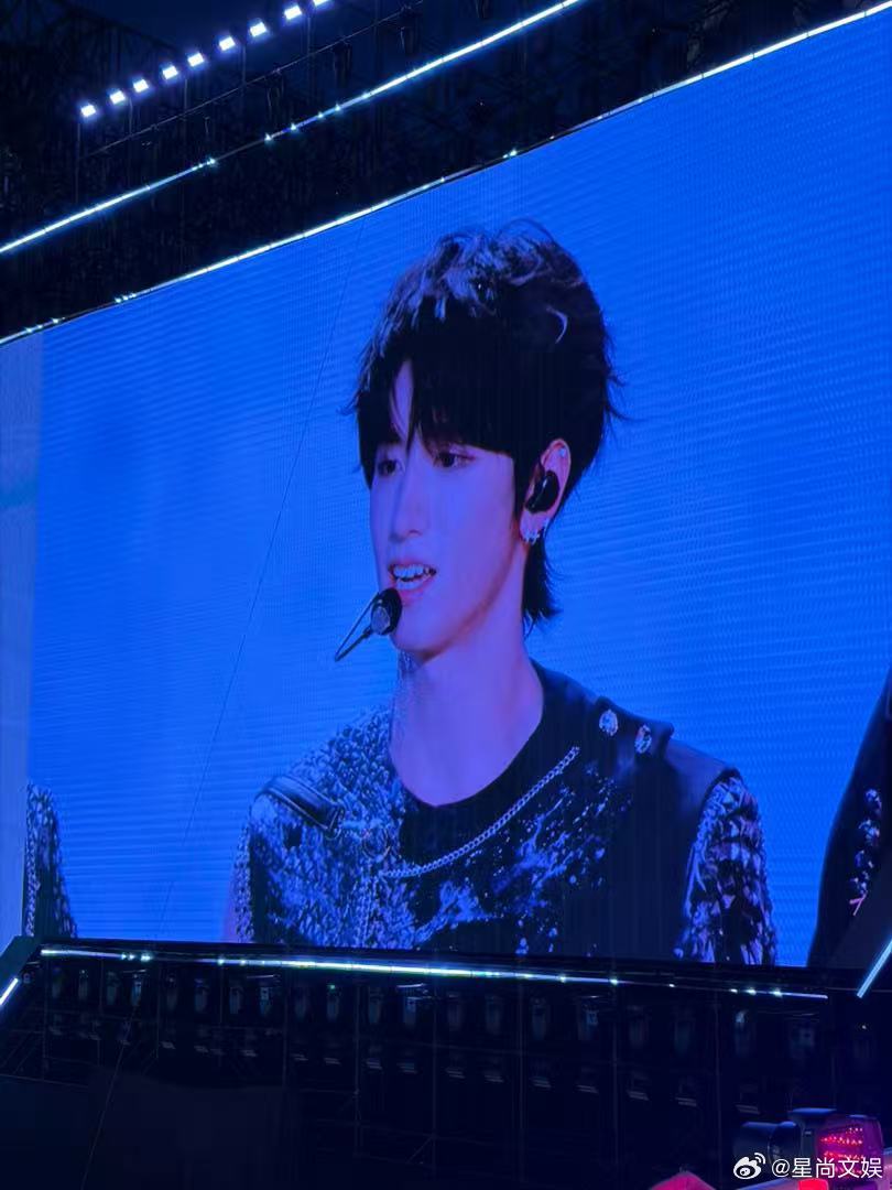 朱志鑫徐州演唱会生图朱志鑫二周年演唱会大屏的神二周年演唱会徐州现场，大屏怼脸拍也