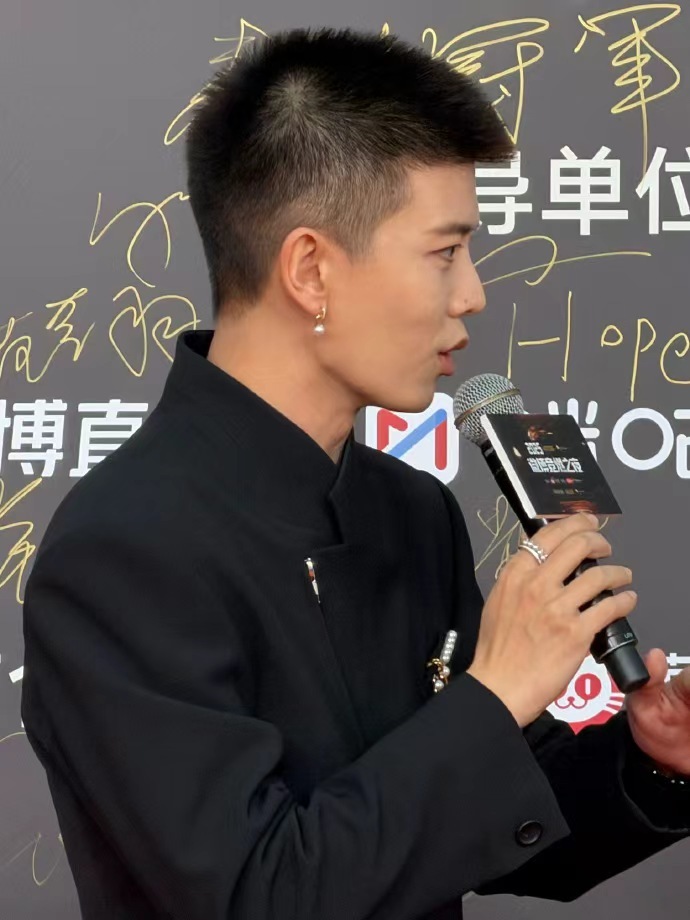 这个任嘉伦劲劲儿的好帅，戴珍珠耳环的任嘉伦，谁来懂一下这个嘉伦哥硬汉风的珍珠耳环