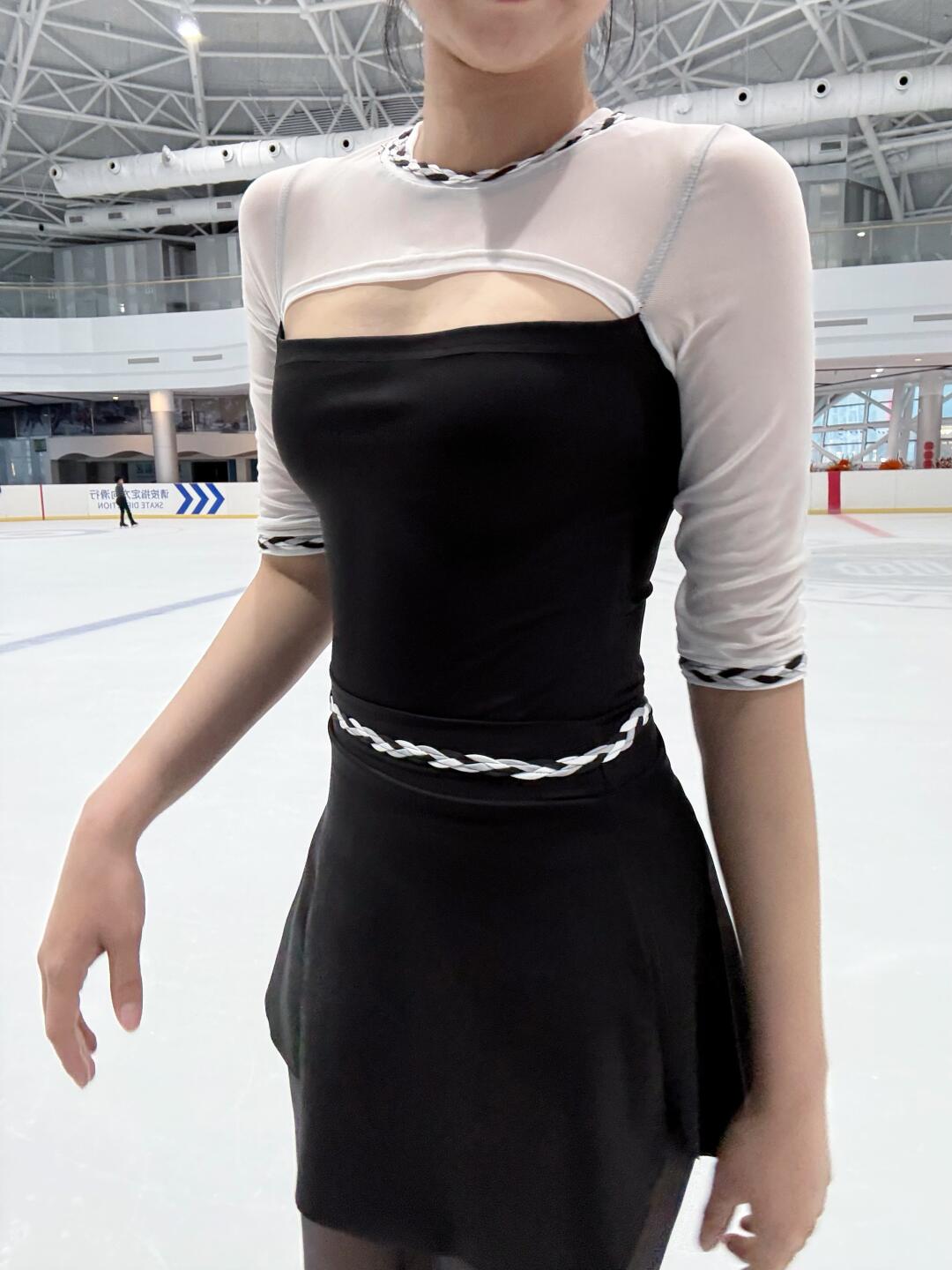 ⛸️🖤🤍