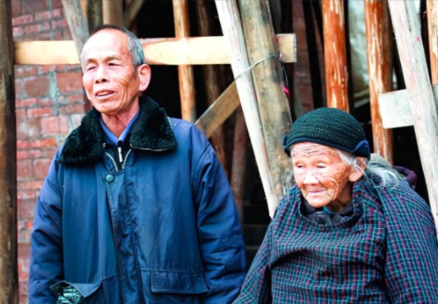 “都讲我是日本人，背了一辈子（骂名），坏了一辈子。”他明明是中国人，却被村里人骂