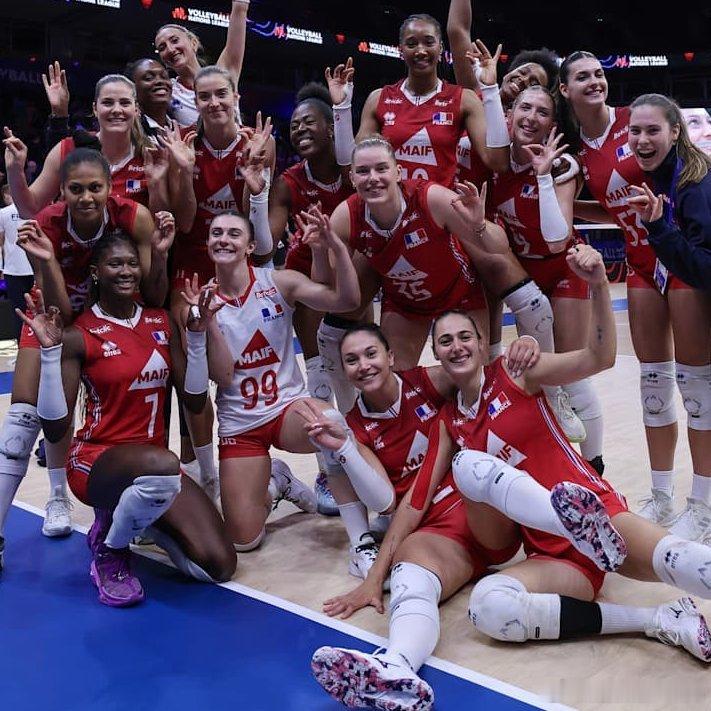 🔵🔴⚪️ 法国女排公布VNL第三周参赛阵容：🏐 二传: 达纳德 - 斯托伊
