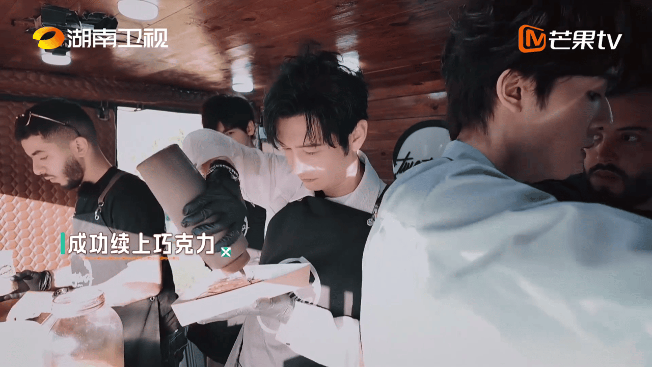 黄晓明不语只是一味地做饼  晓明哥在海边餐车打工，靠山东煎饼老本行，咔咔做可丽饼