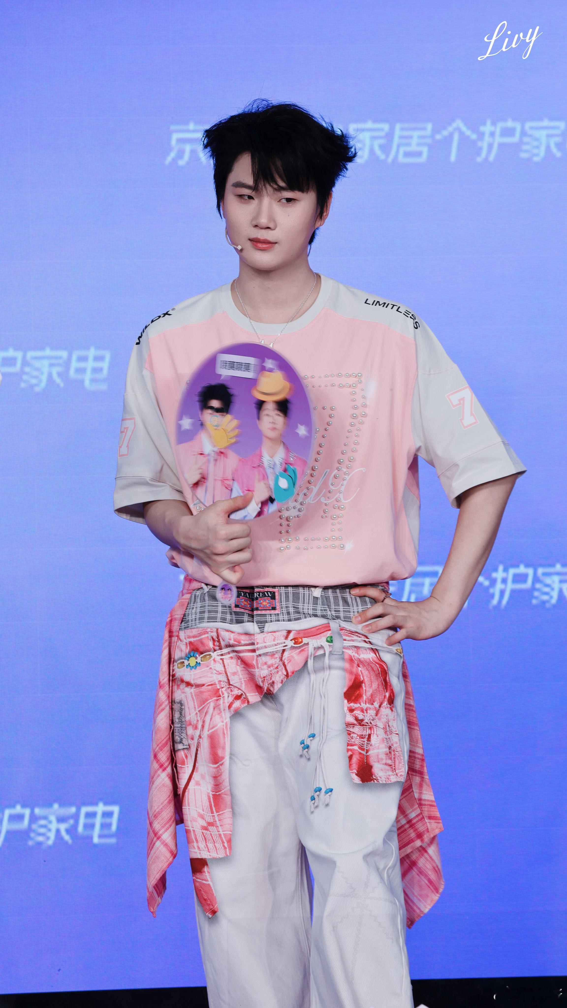 我该怎么形容这张图呢？ 