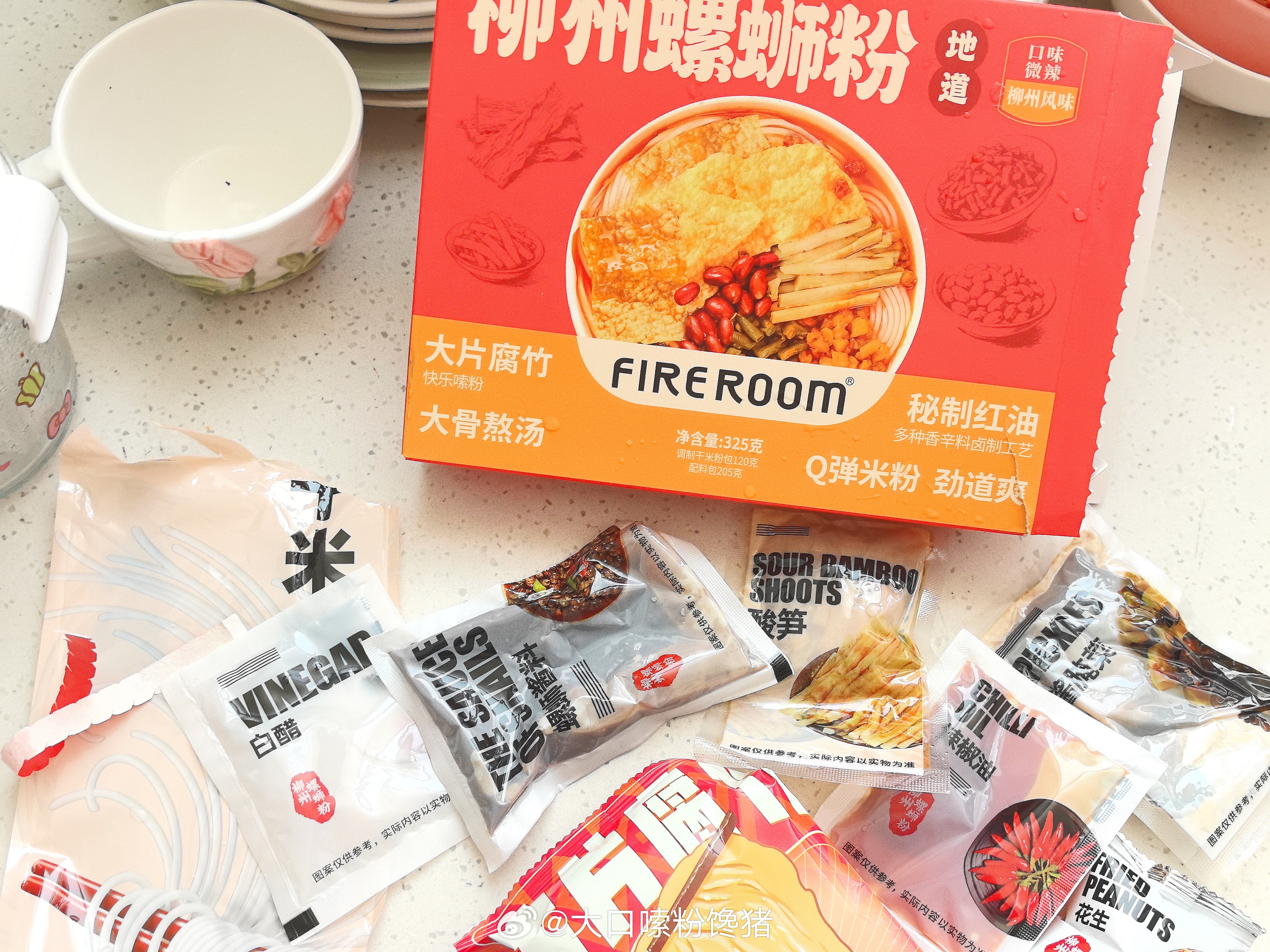 被邓伦养的特别好 身心衣食住行全部照顾的妥妥起床想煮个螺蛳粉吃 进厨房发现啥都是