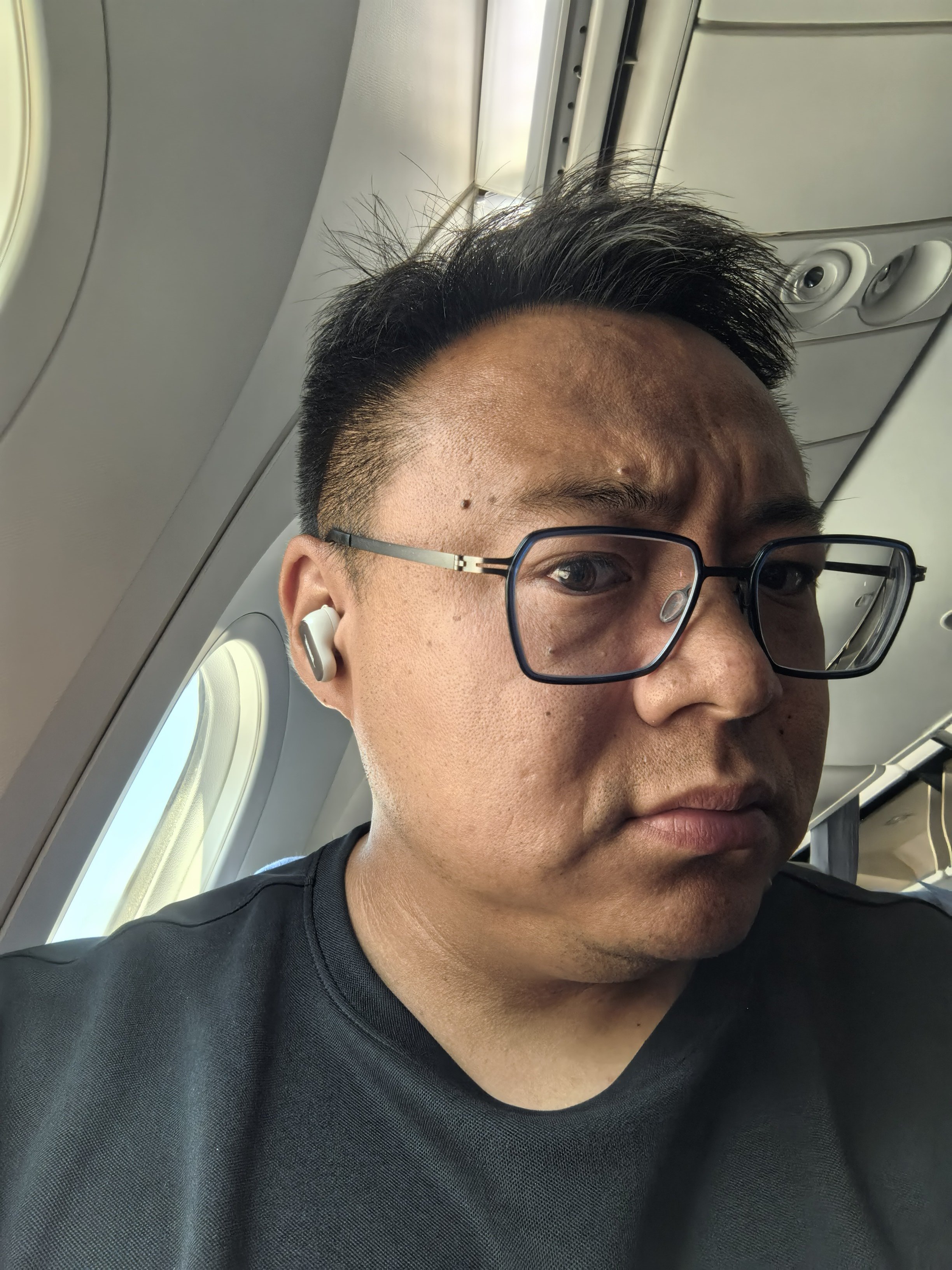 我最近使用最多的两个耳机一个是华为耳环 2 代非常无感，非常强待机！跑步我也是带
