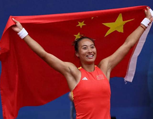 从世界前五跌到百名开外，郑钦文是怎么爬回冠军领奖台的