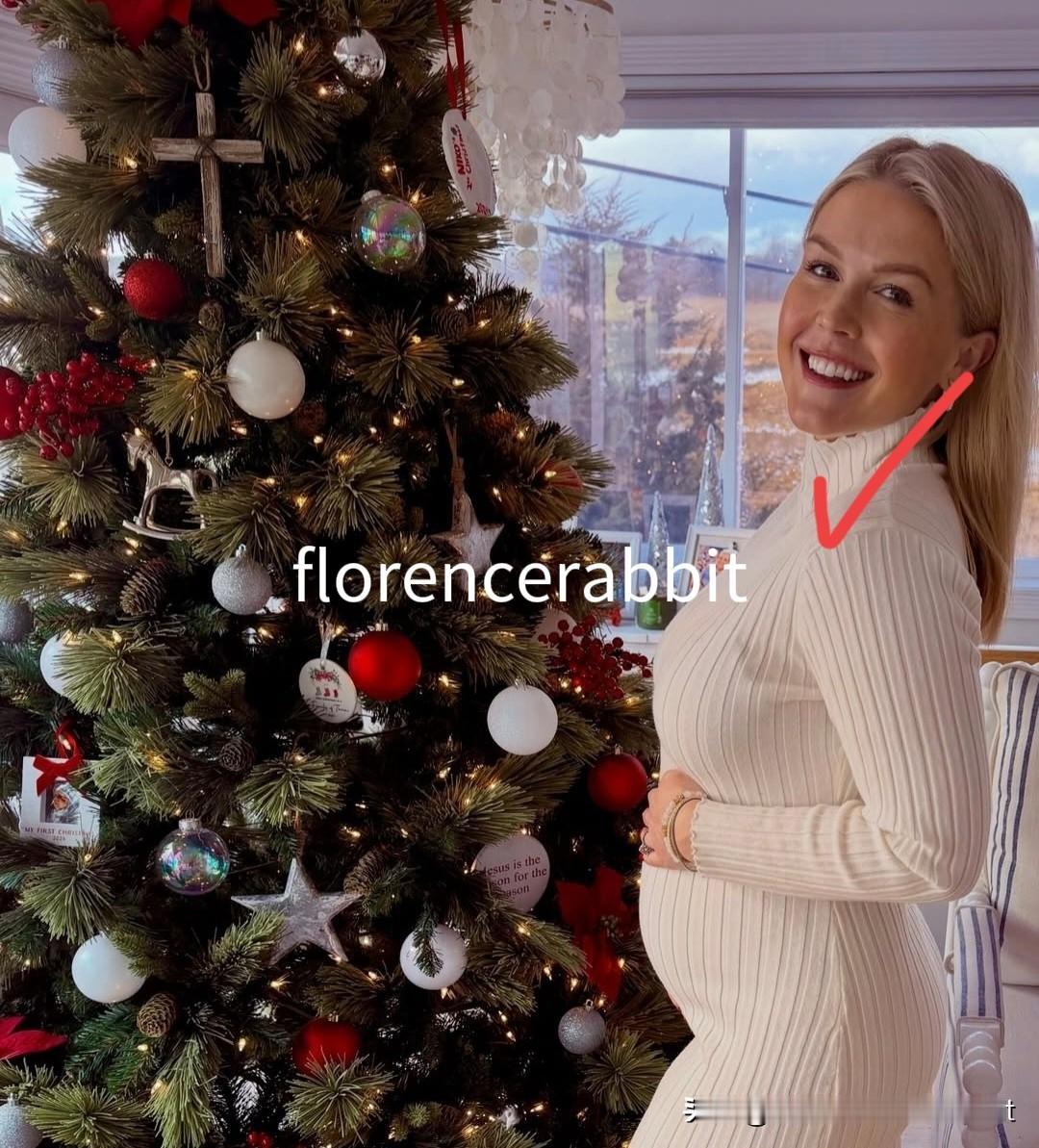 莱维特宣布怀孕❗️28岁的卡罗琳·莱维特侧身站在圣诞树🎄旁，轻抚孕肚宣布自己怀