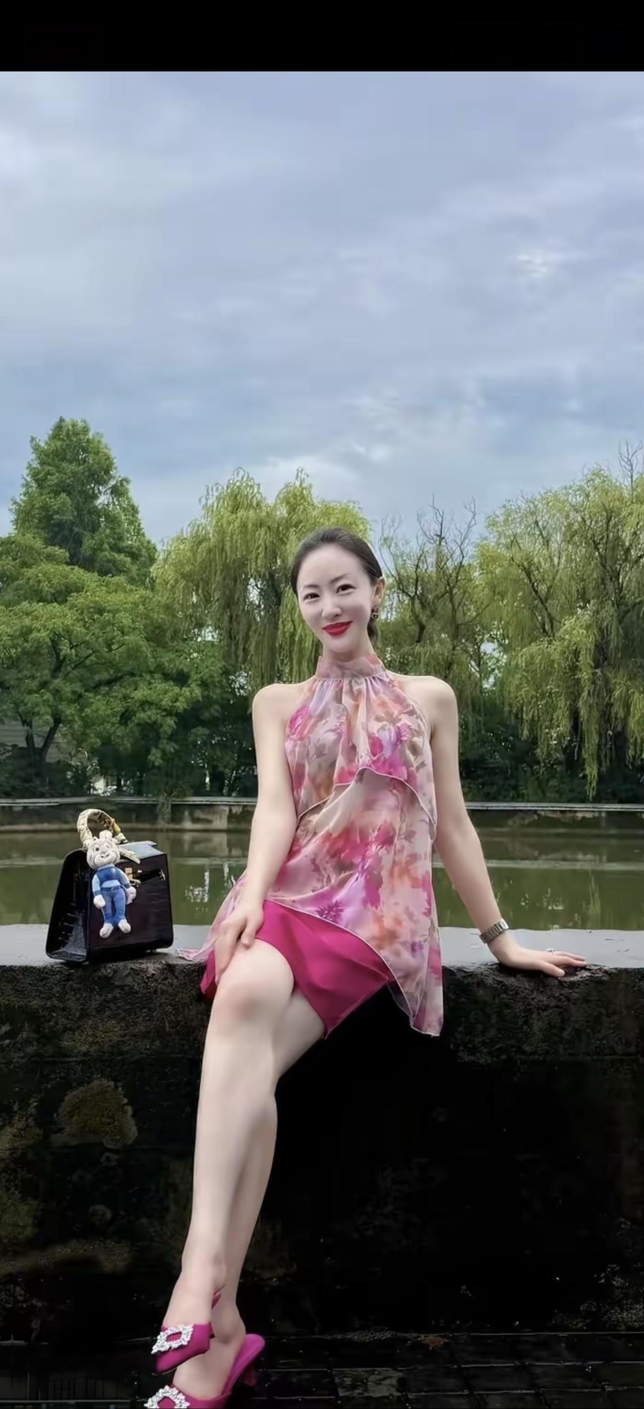 绿柳拂水畔，红妆倚栏杆。