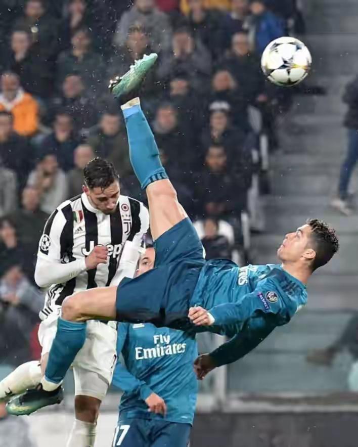 C罗职业生涯954球，有2个堪称“教科书”级别的倒钩进球，太精彩了……！

1：