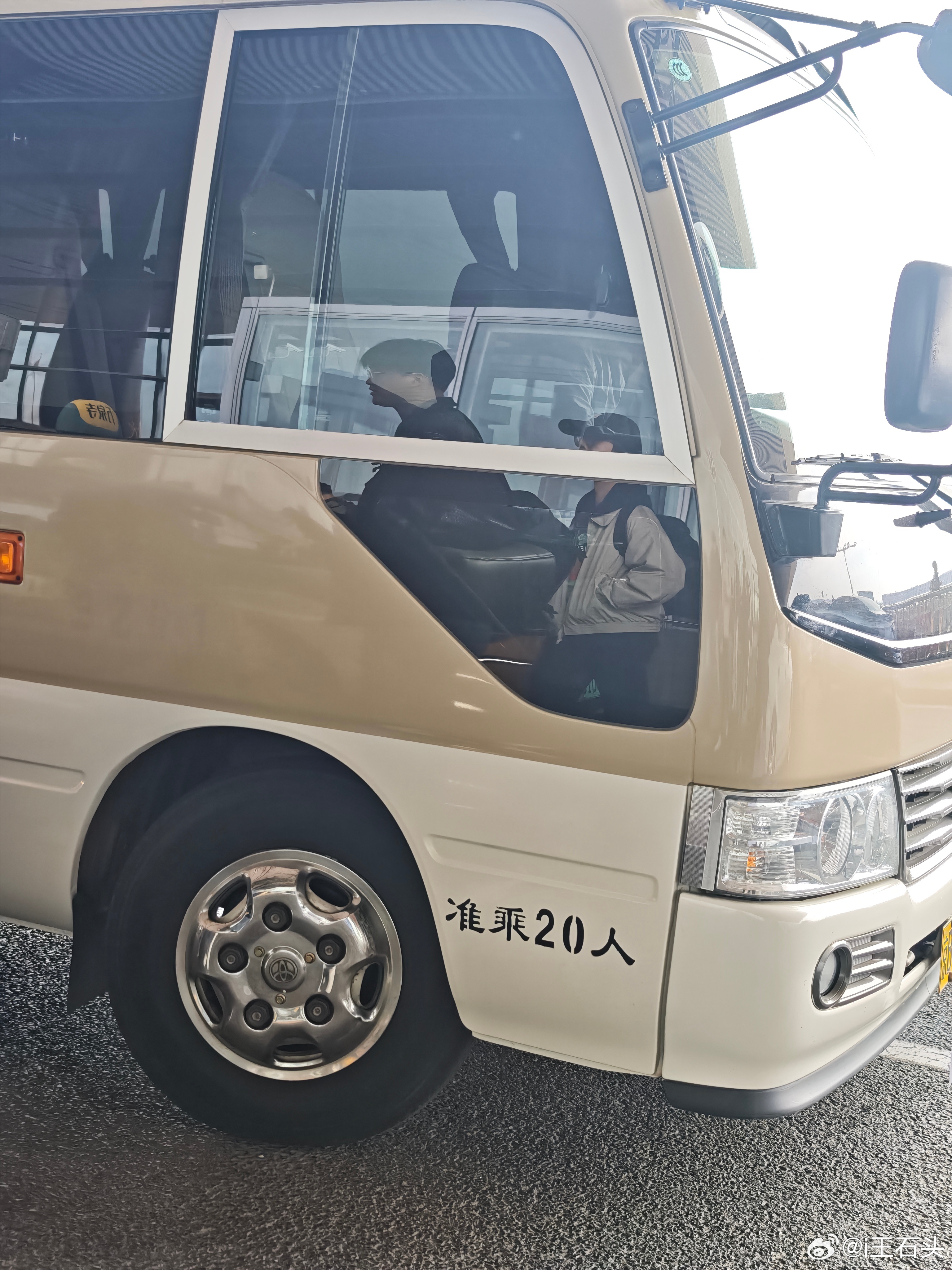 以后别喷你米小气了！！！以前是不是只送充电宝我不管，反正现在给你安排得非常到位，