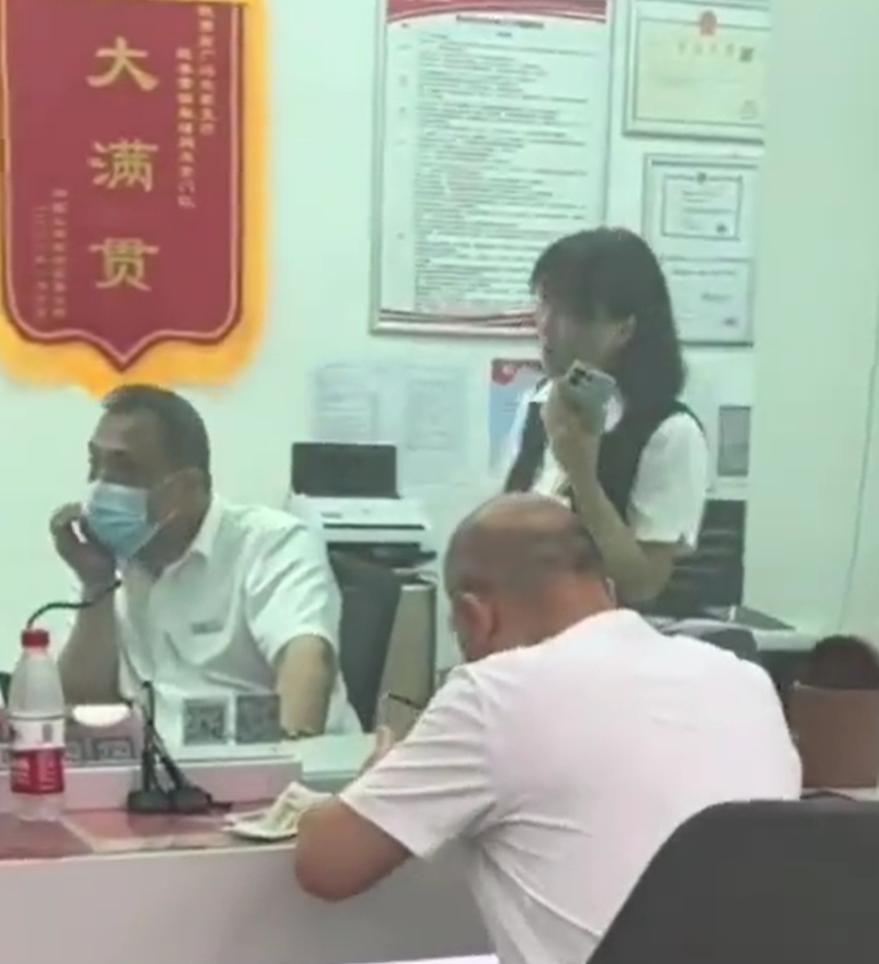 【，目击者：很影响其他人办业务】7月17日，吉林长春。一男子在银行占用窗口故意1