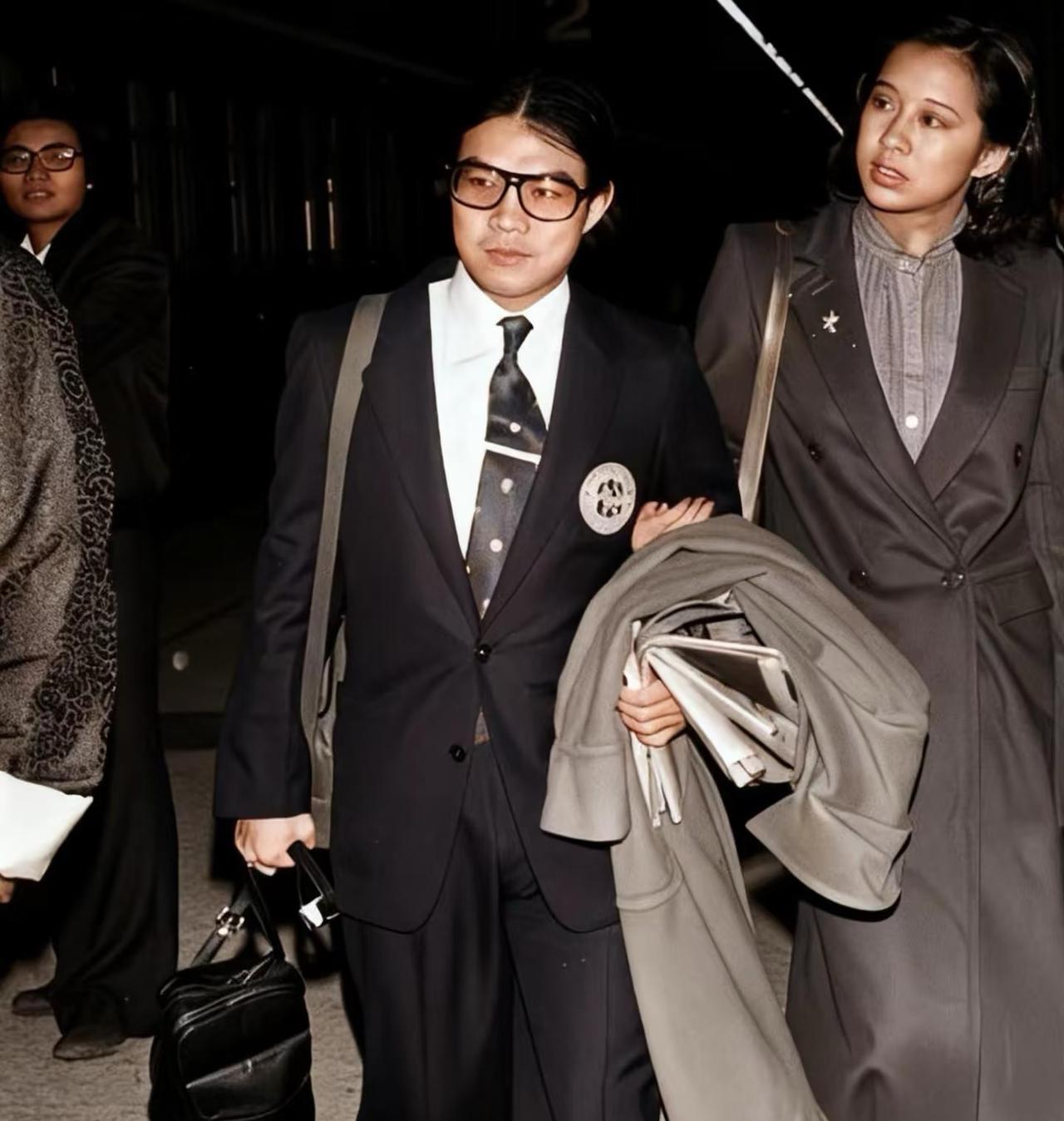 这是一张老照片，新婚一年的霍震霆与时年21岁的妻子朱玲玲的合影。

朱玲玲挽着丈