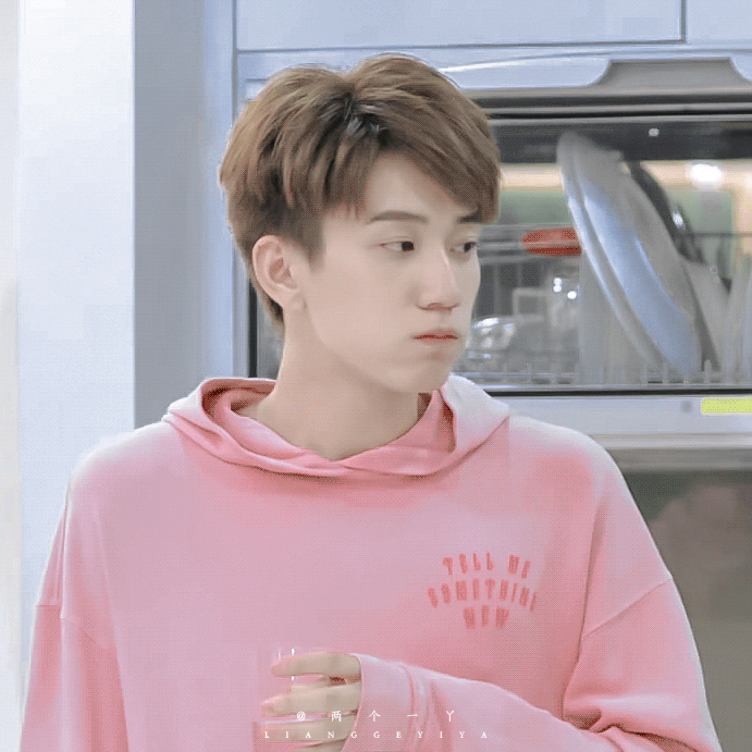 #王子奇与粉色的适配度# 不管粉发还是粉衣服💕都粉嫩粉嫩地好看[送花花][送花