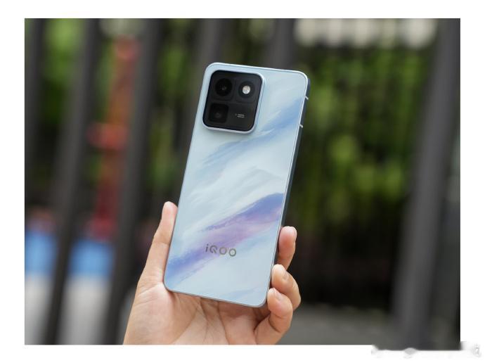 iqoo iQOO 15T手机的外观设计，延续了Ultra 级未来舱设计。对于重