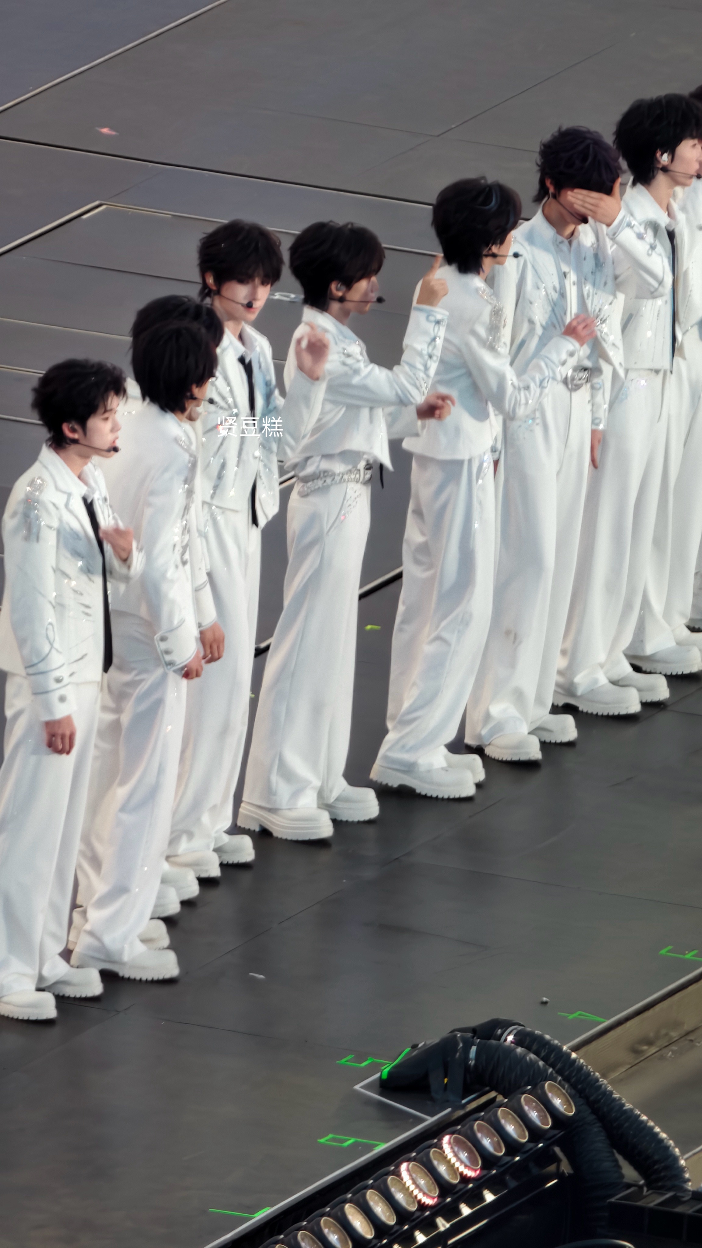 王橹杰前天淋了雨 昨天就有点难受不舒服 本身长期为公演严格控制饮食 减脂塑形 持