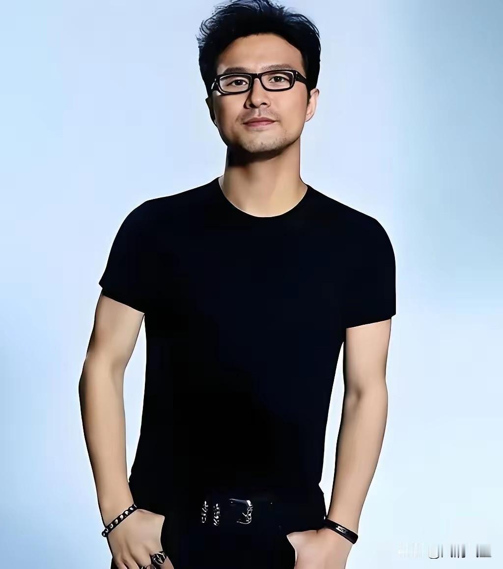 这下尴尬了，不止现场观众知道，就连章子怡都知道了，汪峰的演唱会被他唱出了跑调和高