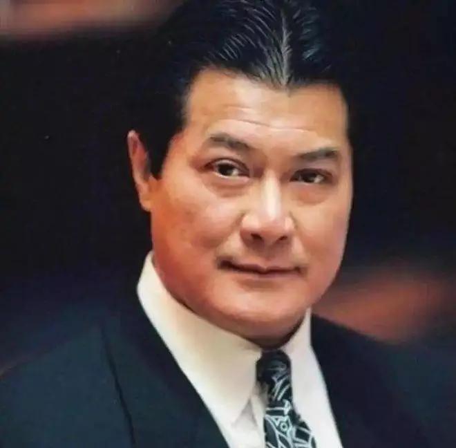 邓光荣是香港娱乐圈第一恶人，曾是香港娱乐圈响当当的人物。他1962年出演首部影片