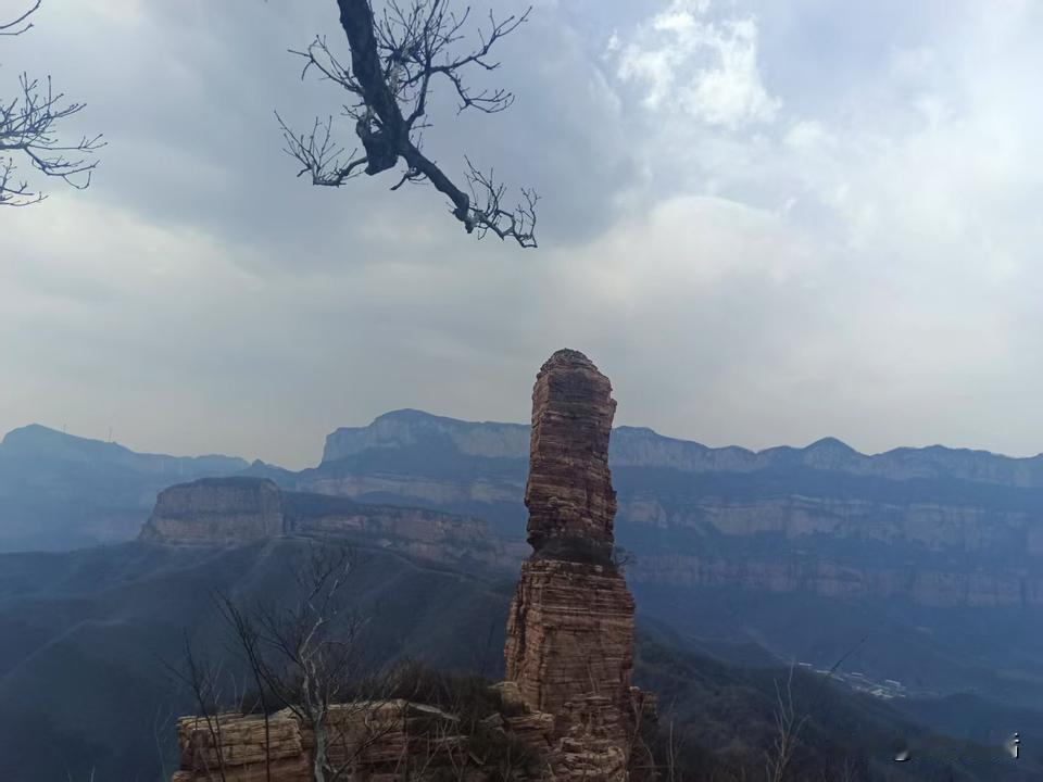 石家庄笔记：再到嶂石岩（上）
梁东方
隔一段时间就很需要登一登山，尤其是高山。只