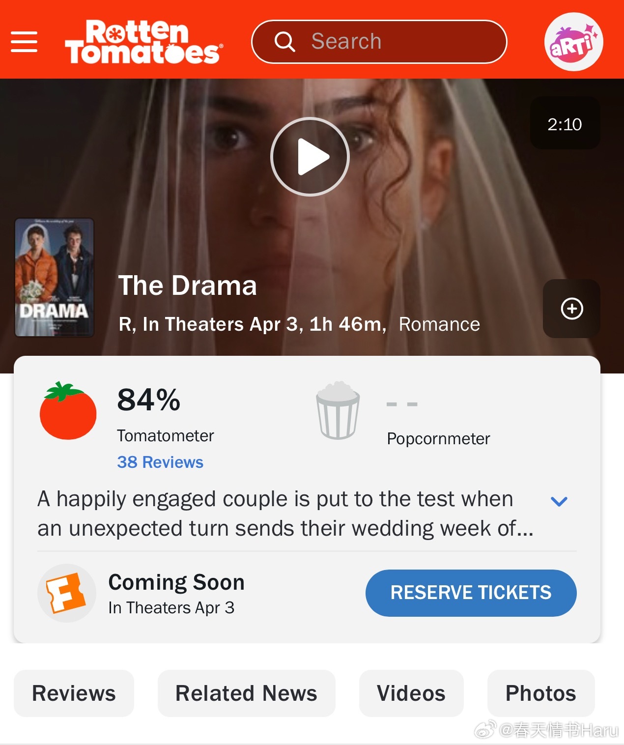 《爱情抓马》的烂番茄新鲜度开分了：84%，不过翻看媒体评论，这是一部注定会引发争