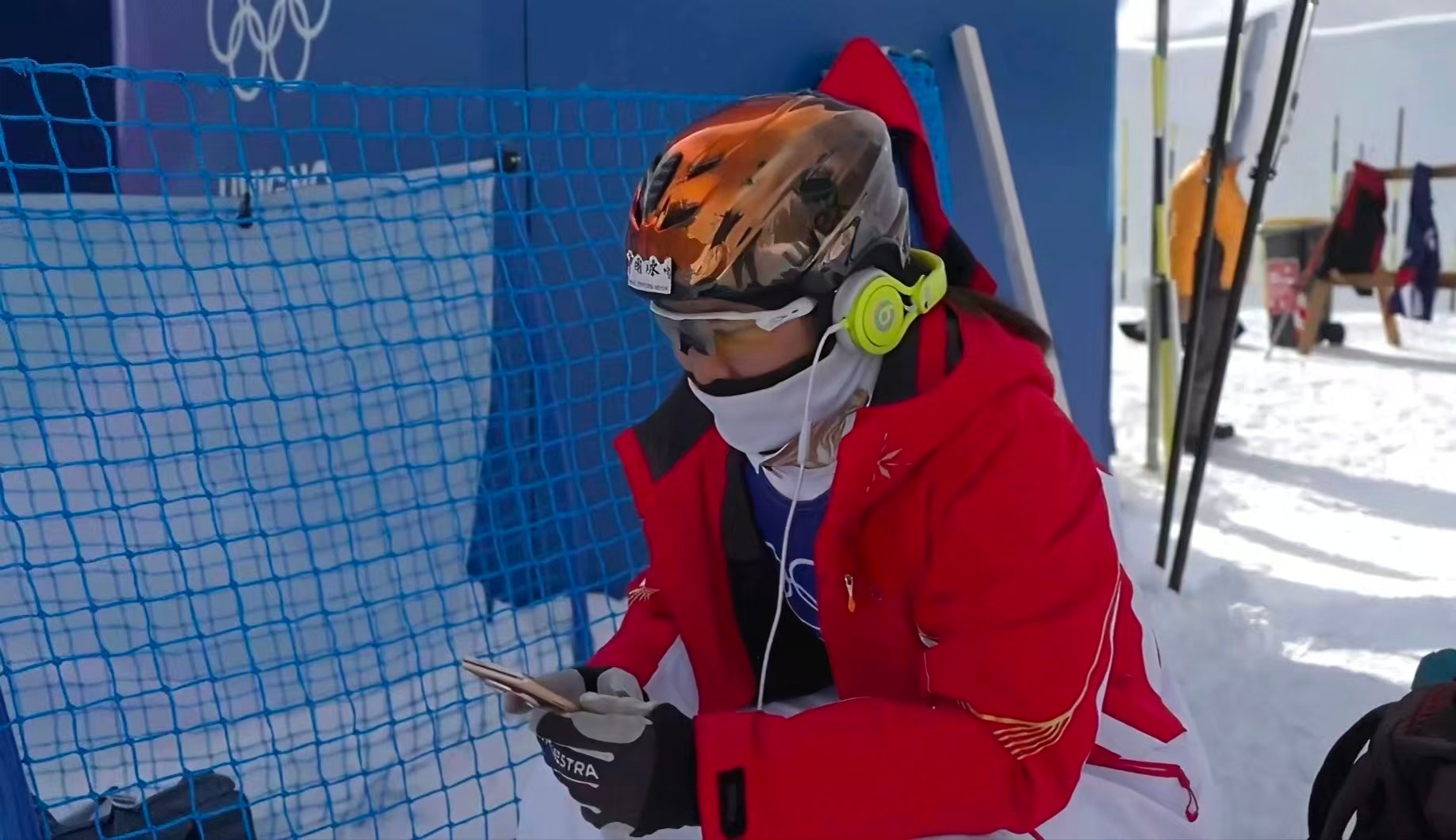 Magic V6实力见证官徐梦桃米兰东奥夺金，手上拿的这个应该就是V6了。看着还