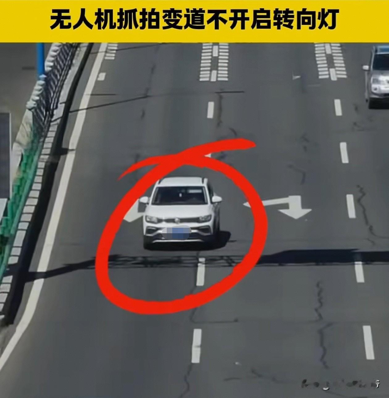 在河北，变道不打灯的处罚，从罚款100扣1分，提高到罚款200元扣1分了。

现