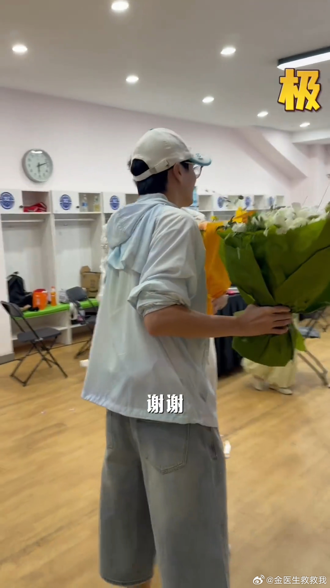 top邀请李飞来演唱会李飞分别送top应援色花束仪式感直接拉满✨TOP还给李飞准