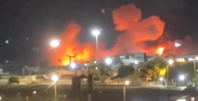 美军7个小时炸弹雨暴打伊朗，伊朗石油城爆发两次大爆炸！美军战机沿着伊朗海岸线，一