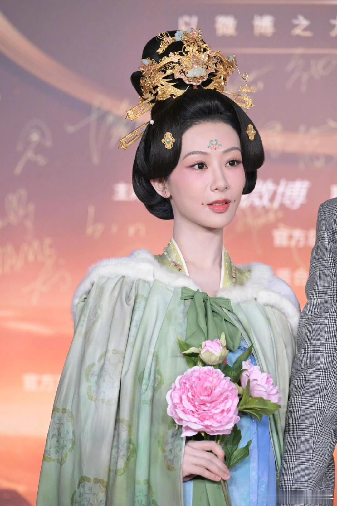 杨紫李现 纯元CP结婚 杨紫李现手牵手，微博之夜历史性名场面呀手牵手，挽胳膊，拍