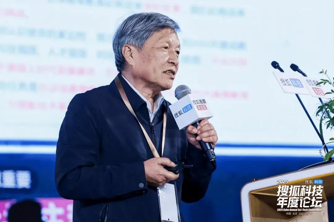 “网红校长”王树国提及我国高等教育时灵魂三问

“如果梁文峰继续读博士，还有今天