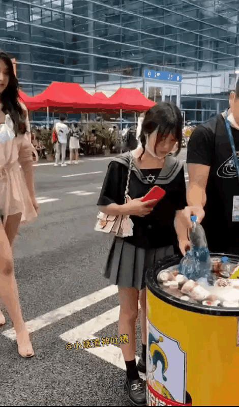 这美女气场够强大，边上男女都感觉到了。