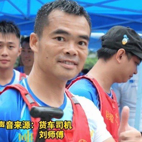 40岁货车司机划龙舟获200枚金牌桨影翻飞屡创佳绩，车轮不息奔走生活。这位40岁