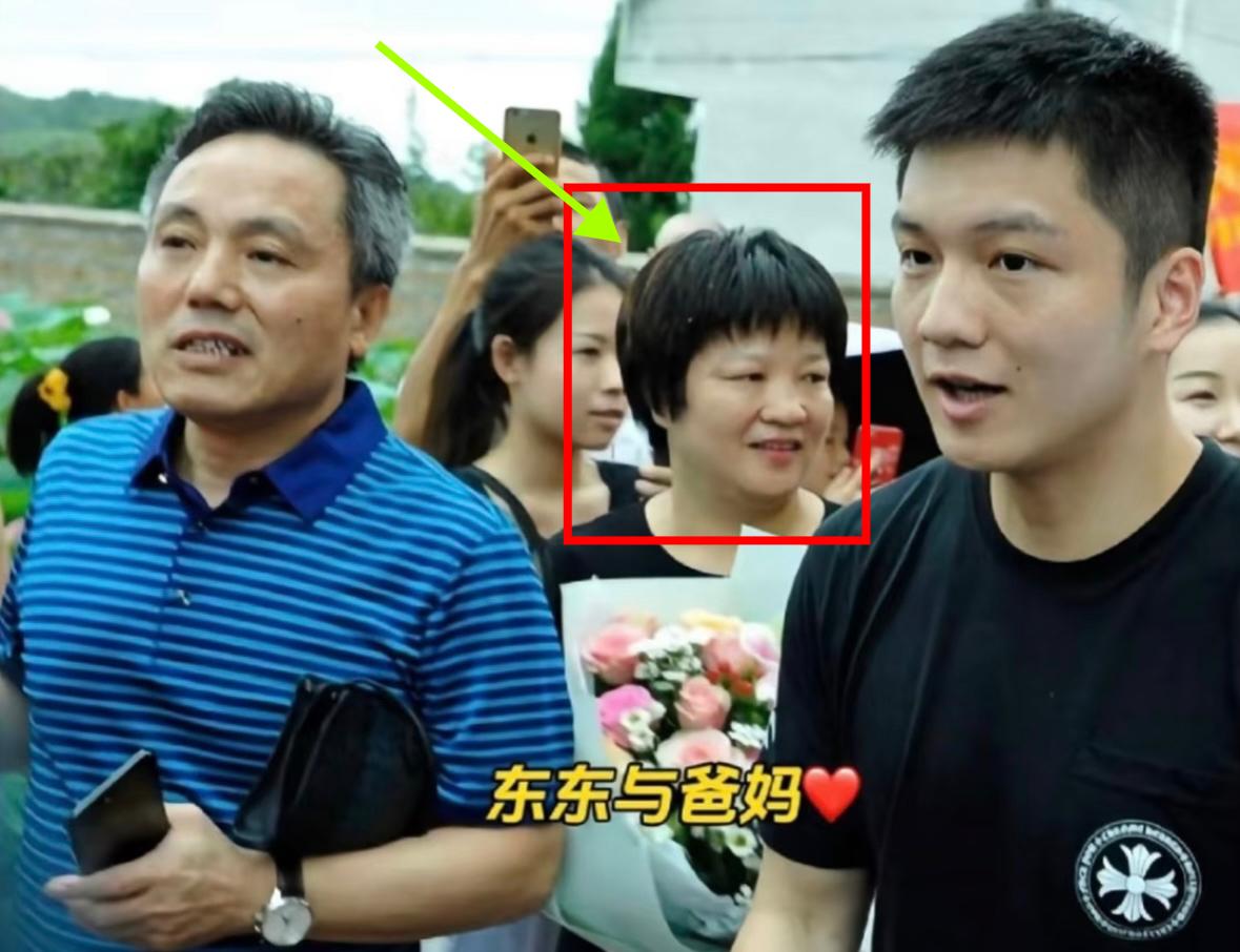 樊友平估计要高兴得睡着午觉了
因为全网都在表扬樊振东
看到没，头条上随便刷几条，